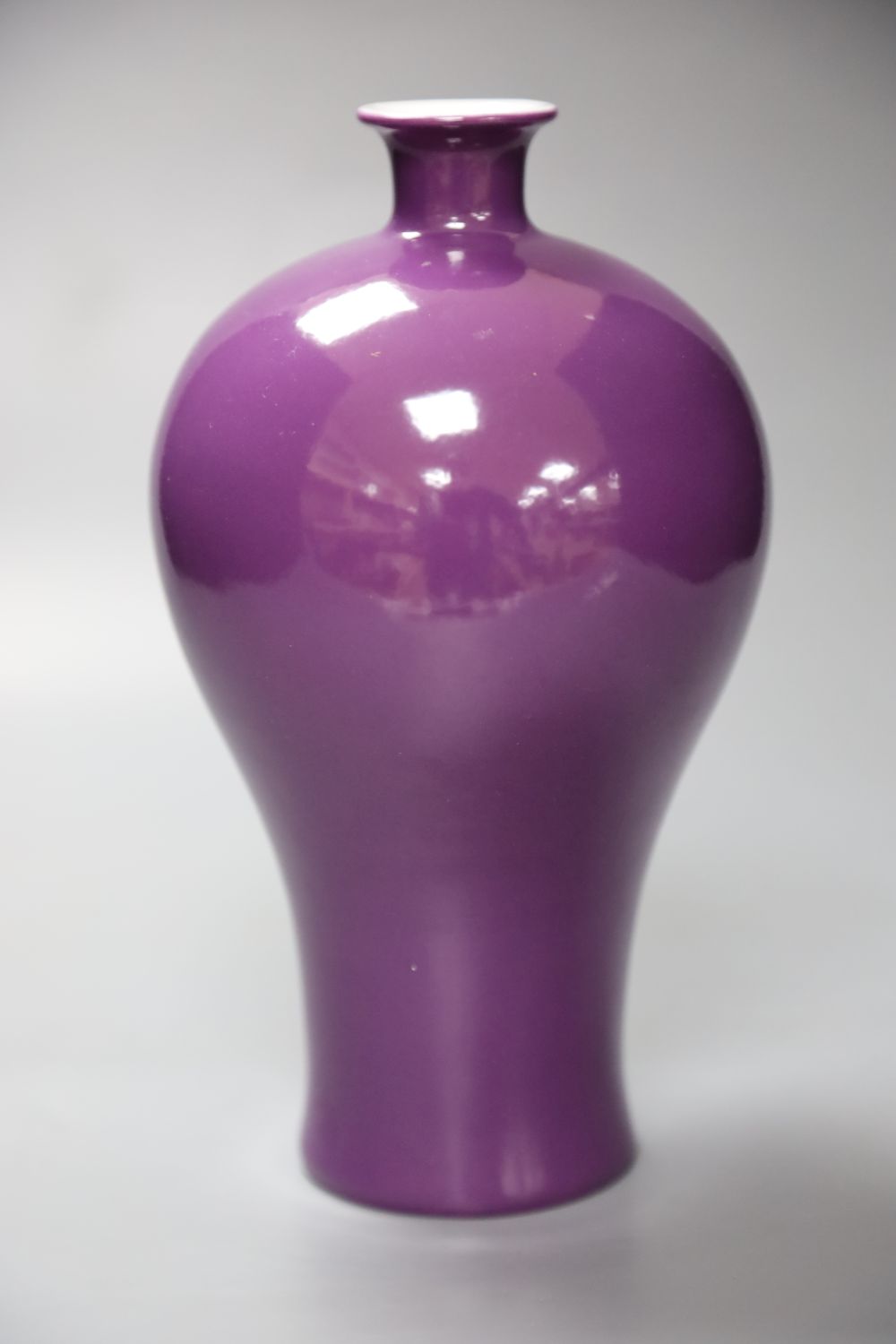 A Chinese porcelain vase, purple glazed, 22cm